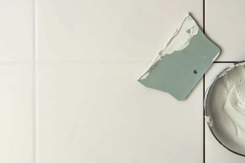 Zdjęcie Dlaczego fuga ma niejednolity kolor? Odkryj przyczyny i rozwiązania