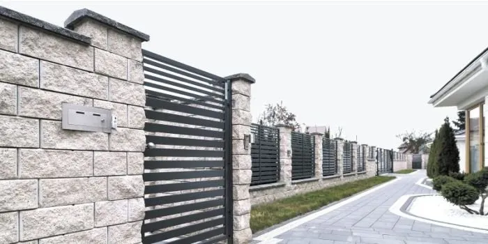 Zdjęcie Czy ogrodzenie jest obiektem budowlanym? Kluczowe informacje i przepisy