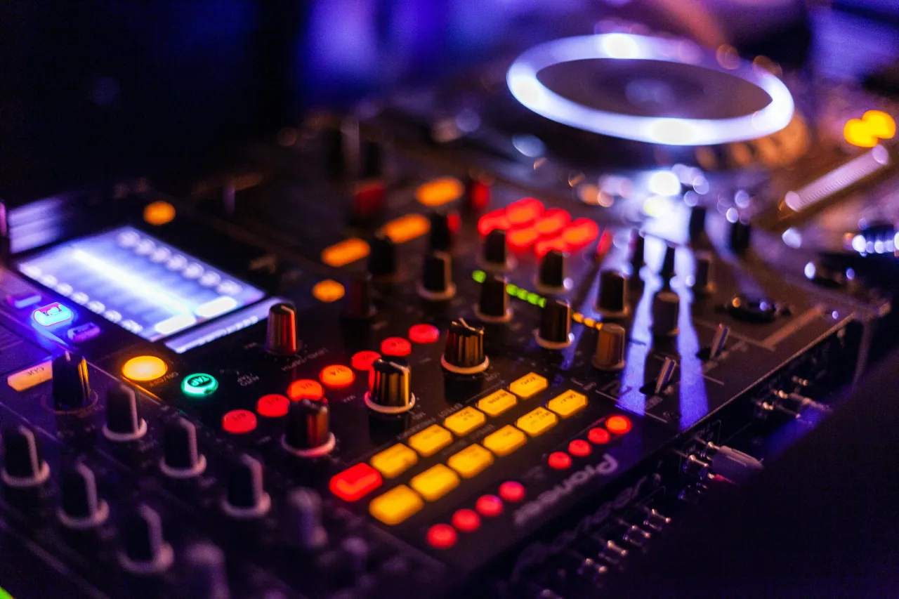 Zdjęcie Jakie pytania do DJ na wesele pomogą uniknąć rozczarowań?
