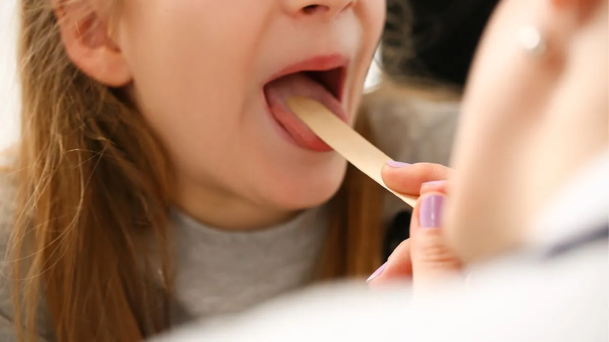 Zdjęcie Zapalenie jamy ustnej u dziecka: objawy, domowe leczenie i apteka