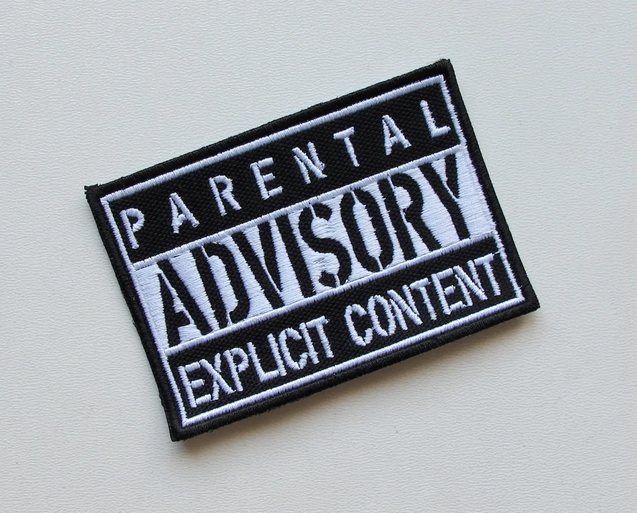 Zdjęcie Co to znaczy parental advisory explicit content i jak wpływa na dzieci?