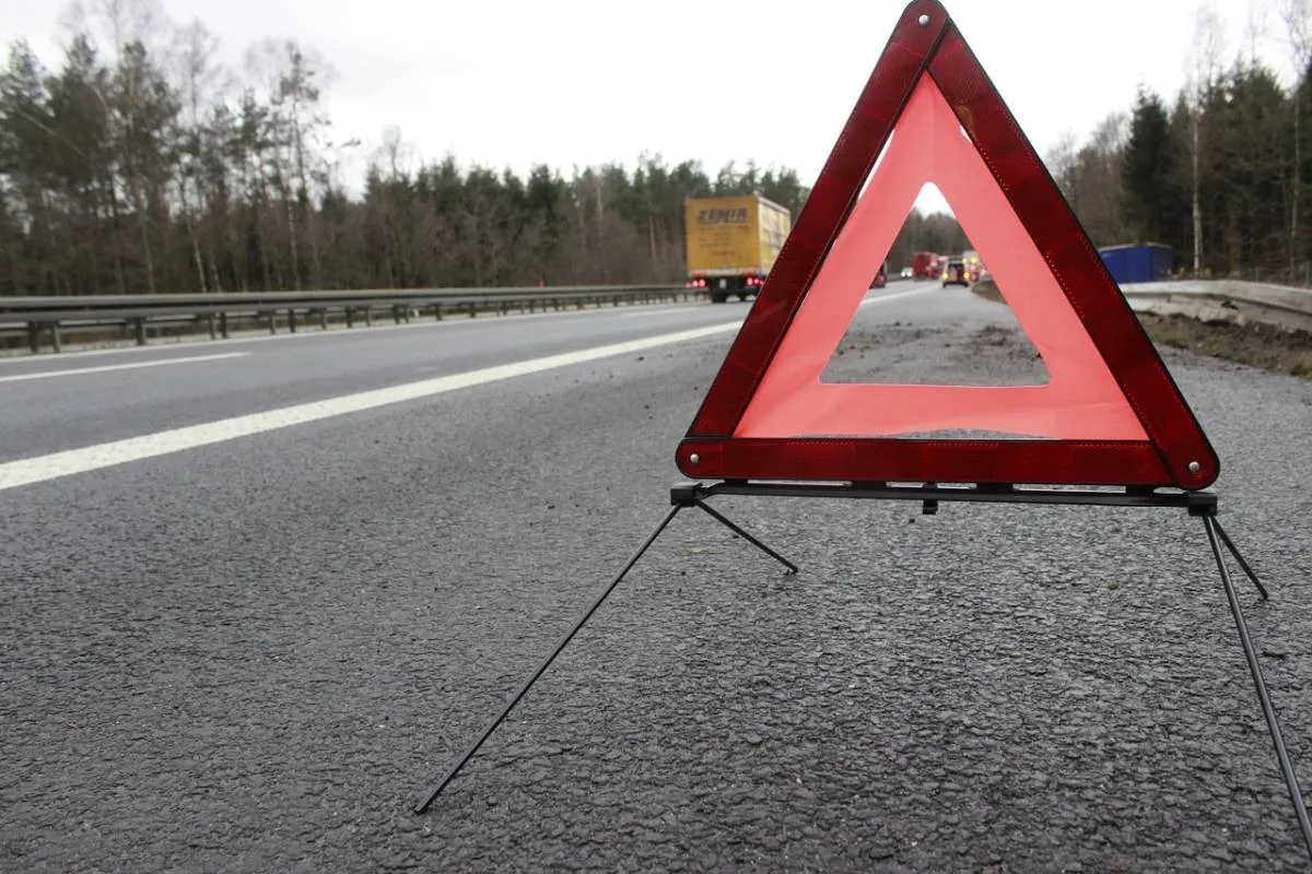 Zdjęcie W jakiej odległości ustawić trójkąt na autostradzie dla bezpieczeństwa?