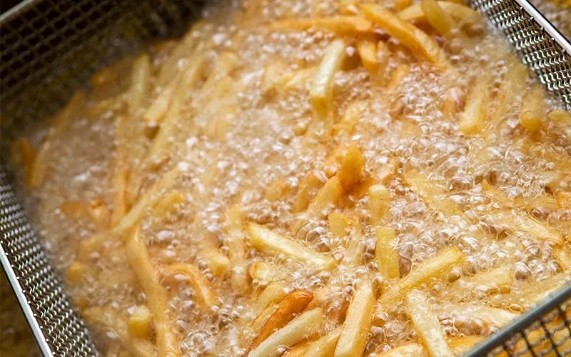 Zdjęcie Por qué sale mucha espuma al freír patatas y cómo evitarlo fácilmente