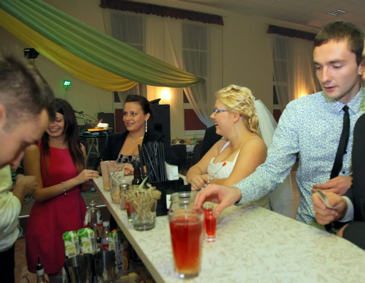 Zdjęcie Ile bierze barman na weselu? Odkryj ukryte koszty i ceny usług