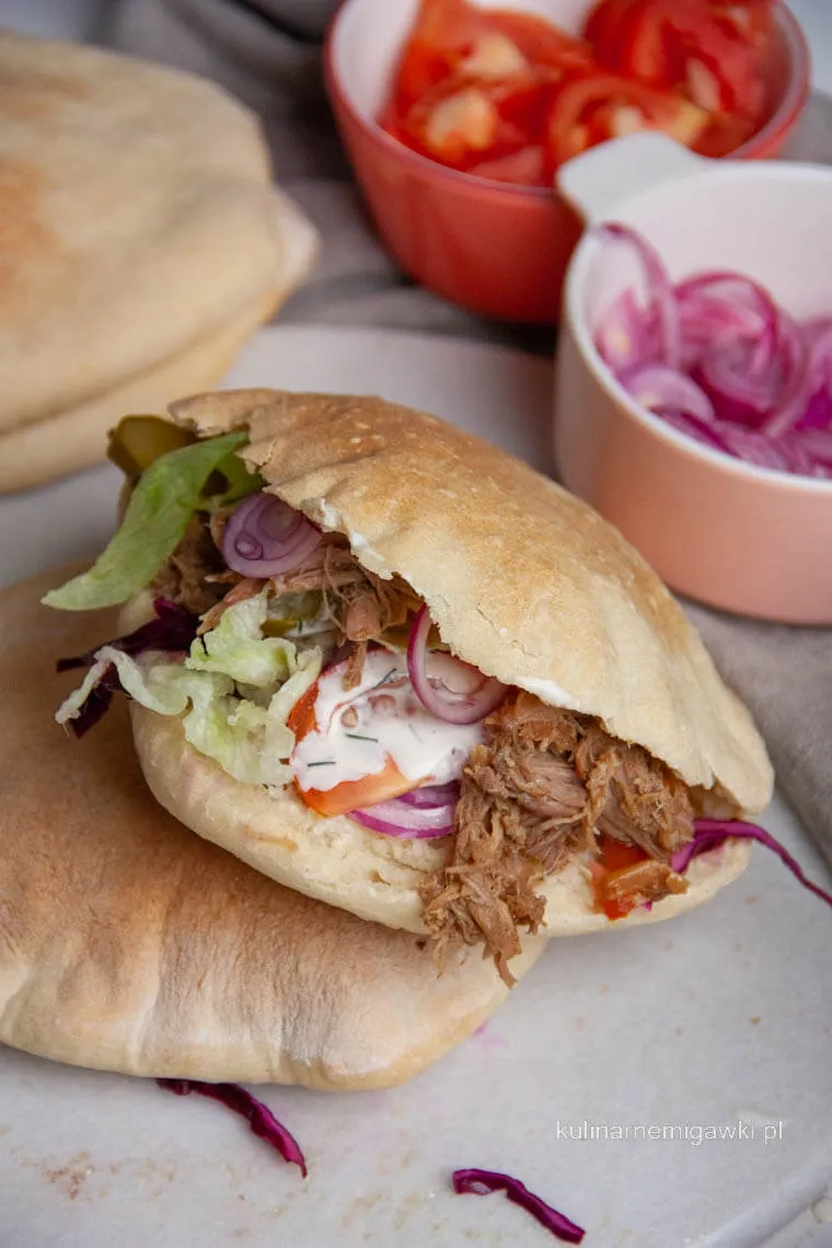 Zdjęcie Pita z szarpaną wieprzowiną – prosty przepis na pyszny fast food w domu