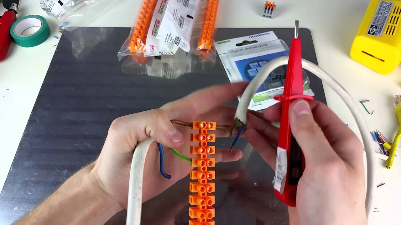 Zdjęcie Jak rozdzielić kabel elektryczny na dwa bez ryzyka porażenia prądem