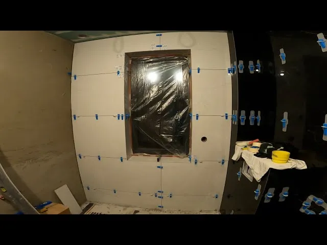 Zdjęcie Jak ułożyć płytki wokół okna, by uniknąć najczęstszych błędów