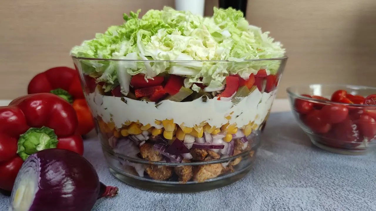 Zdjęcie Co się daje do sałatki gyros? Sprawdź najlepsze składniki i triki