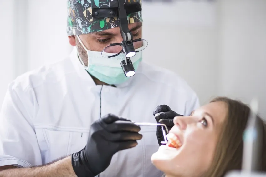 Zdjęcie Czy dentysta to lekarz? Poznaj prawdę o zawodzie dentysty w Polsce