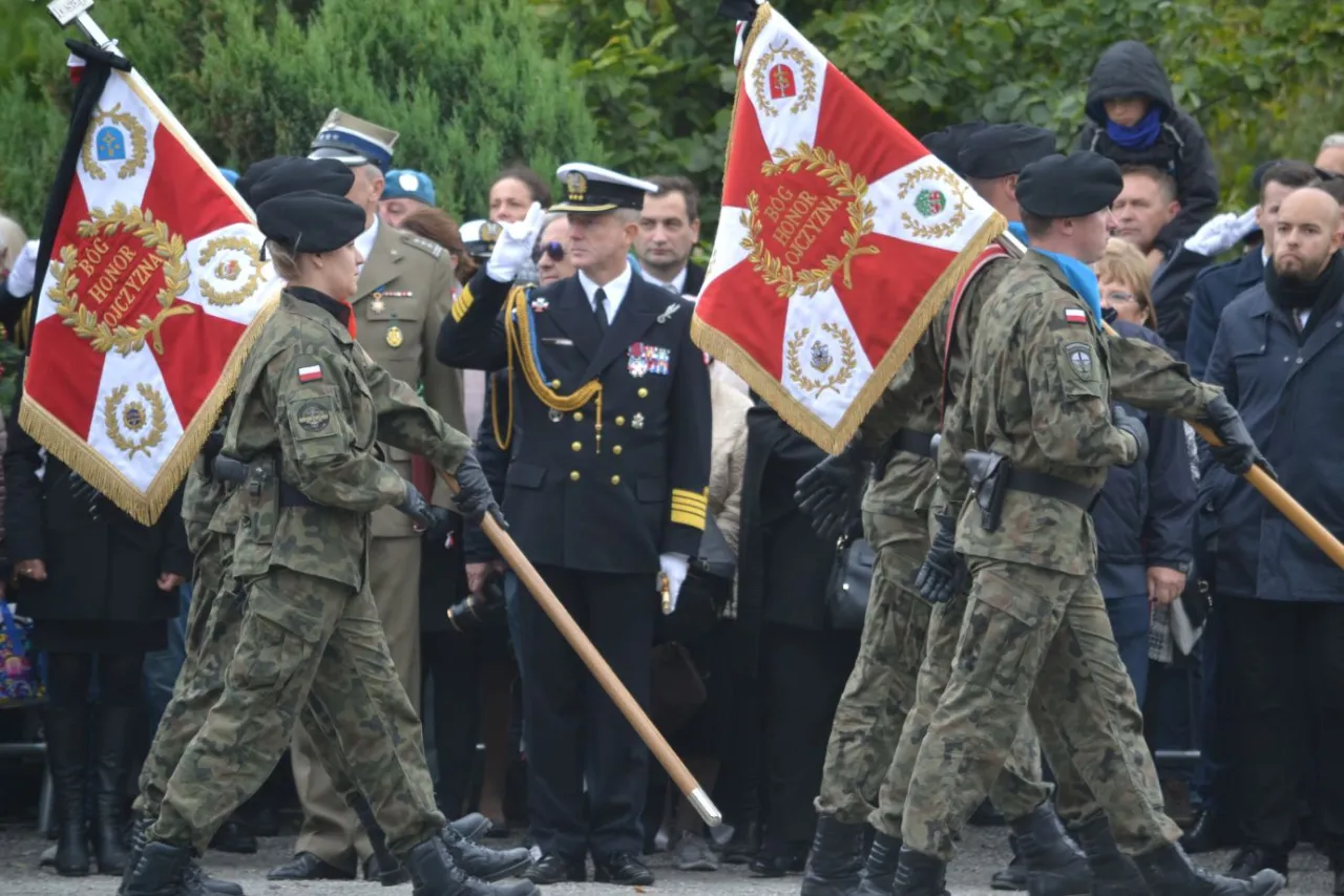Zdjęcie Jak salutować bez czapki? Wojskowe zasady bez wpadek i zażenowania