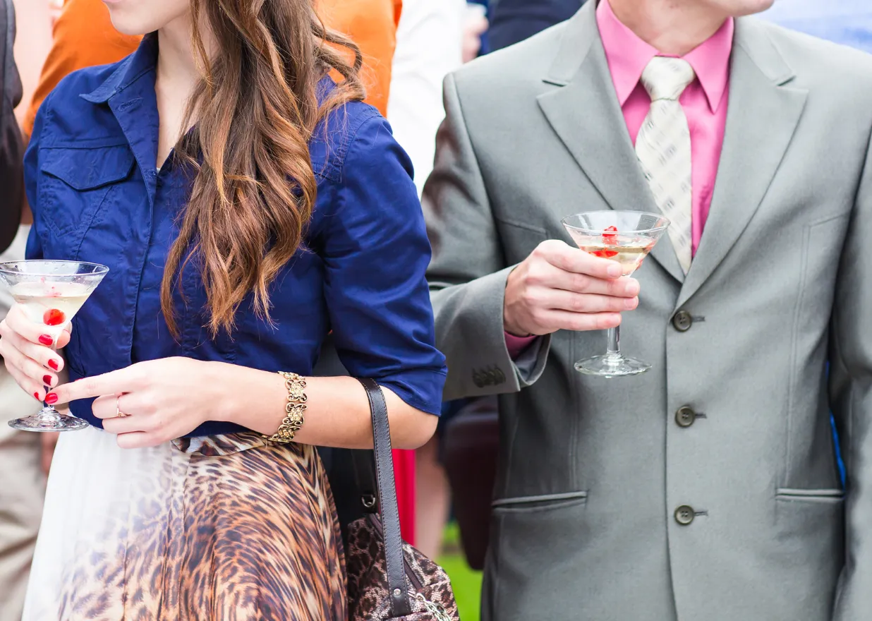 Zdjęcie Jak się ubrać na ślub cywilny jako gość kobieta - eleganckie stylizacje, które nie przyćmią panny młodej