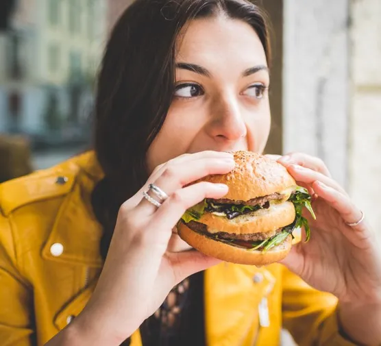 Zdjęcie Ile kalorii ma burger drwala? Zaskakujące wartości odżywcze