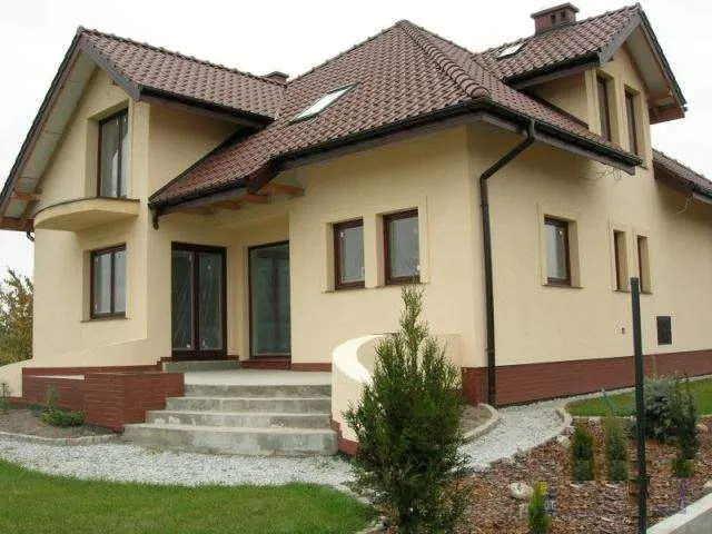 Zdjęcie Jaki kolor elewacji do brązowego dachu i białych okien? 5 najlepszych