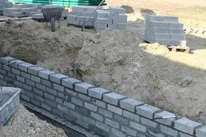 Zdjęcie Ile zaprawy do murowania bloczków betonowych? Praktyczne obliczenia i porady