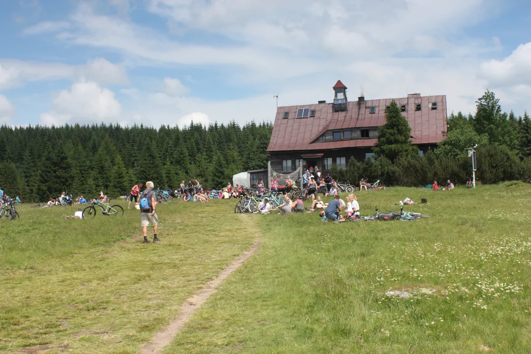 Zdjęcie  Chatka Górzystów i Hala Izerska - Schroniska w Karkonoszach. Bezpieczny nocleg w górach.