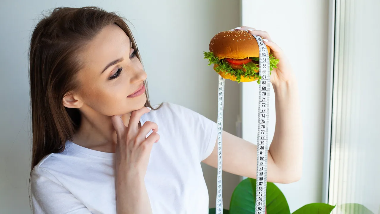 Zdjęcie Ile kcal na redukcji: jak uniknąć błędów i schudnąć skutecznie