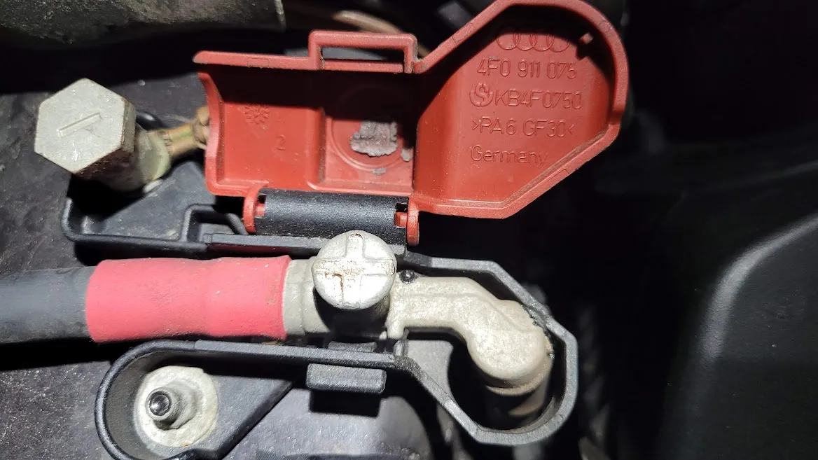 Zdjęcie Audi A6 C6: Gdzie podłączyć prostownik, aby uniknąć problemów z akumulatorem