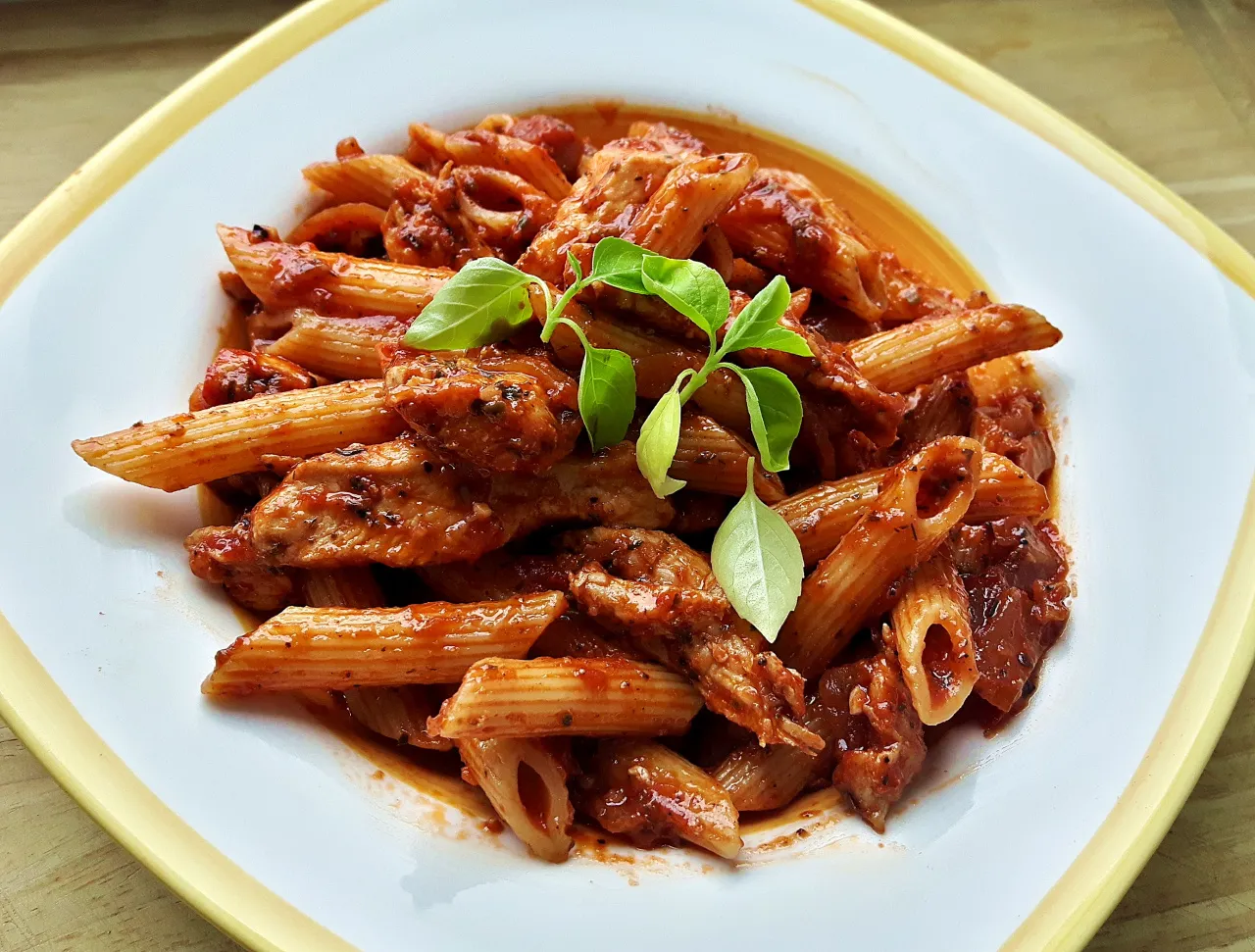 Zdjęcie Szybki przepis na makaron penne z kurczakiem i pomidorami, który zachwyci