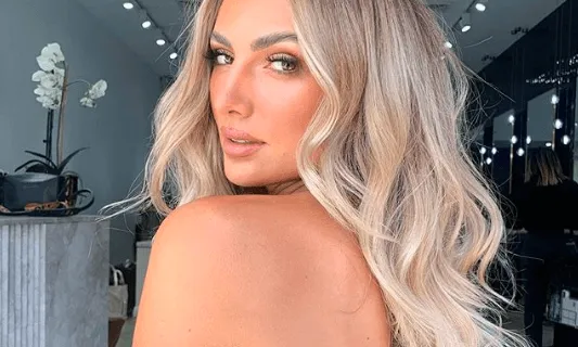 Zdjęcie Loki prostownicą: Perfekcyjna stylizacja krok po kroku w domu