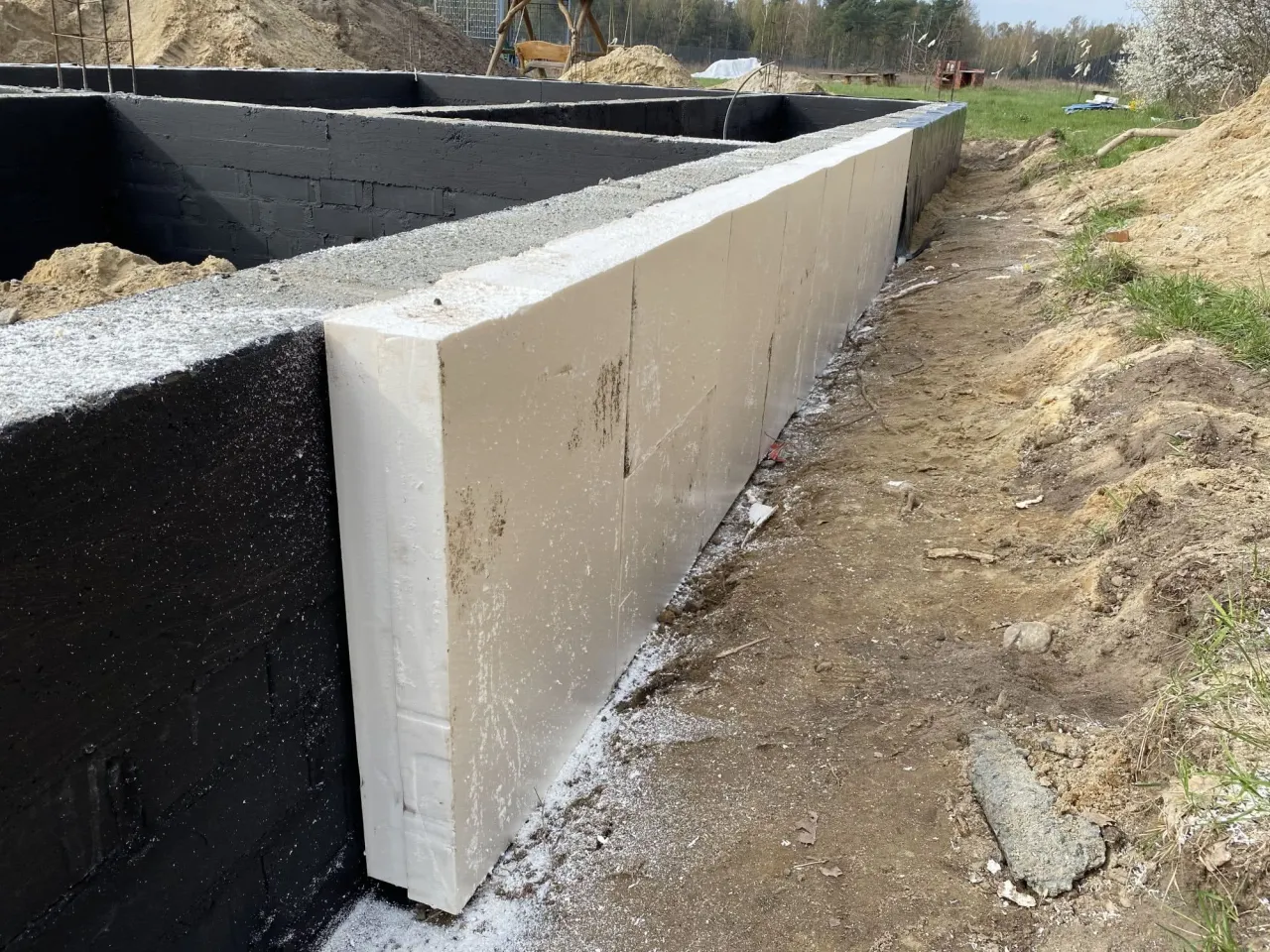 Zdjęcie Jak wykończyć fundament domu – uniknij najczęstszych błędów i kosztów