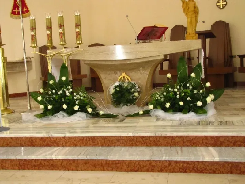 Zdjęcie Co symbolizują świece na ołtarzu i ich znaczenie w liturgii