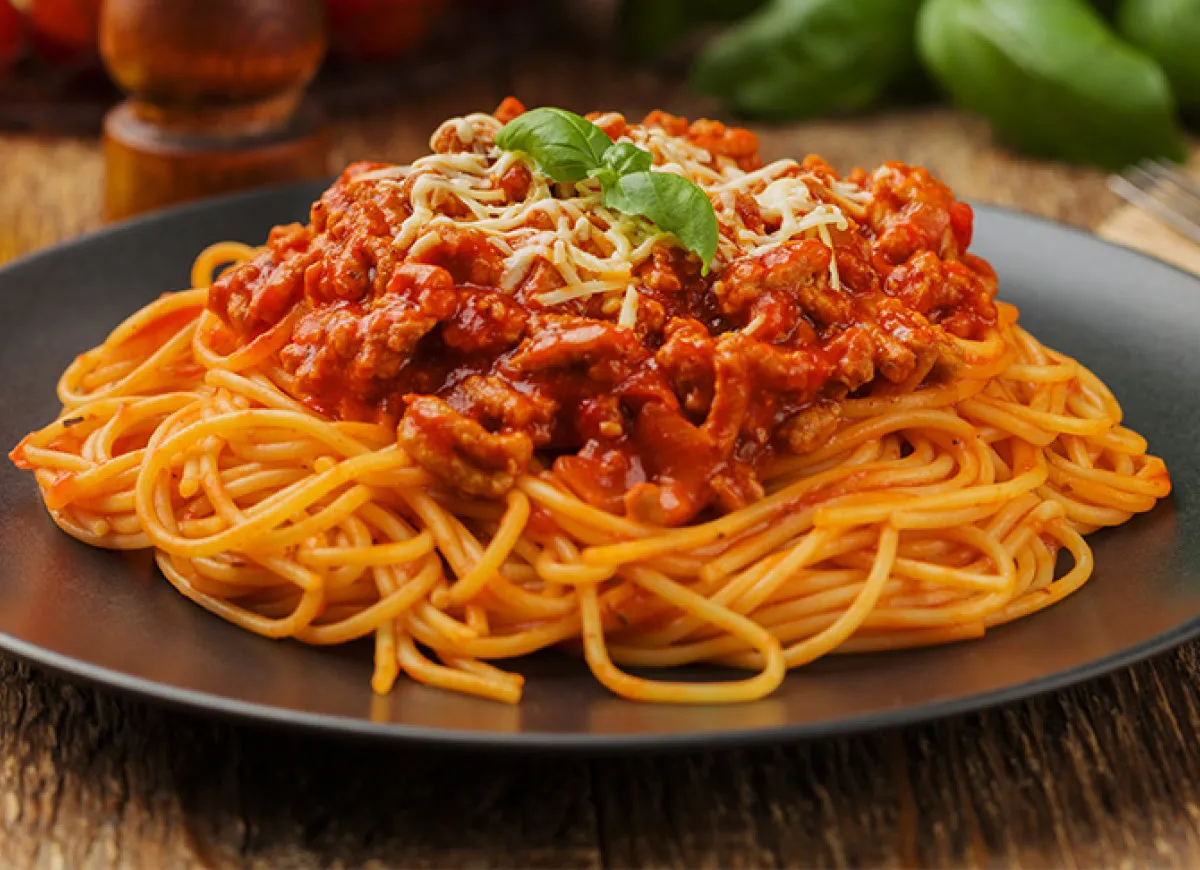 Zdjęcie Spaghetti z mięsem drobiowym - zdrowa alternatywa dla bolońskiego