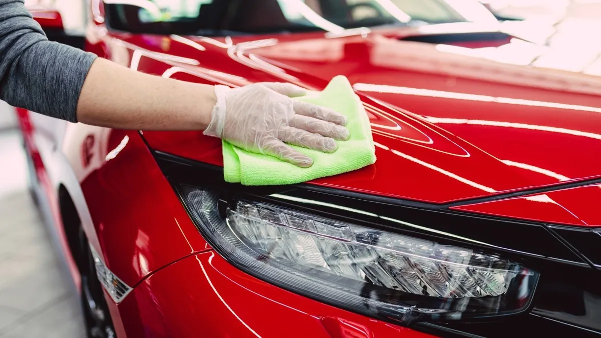 Zdjęcie Czym umyć auto przed woskowaniem, aby uzyskać idealny efekt?