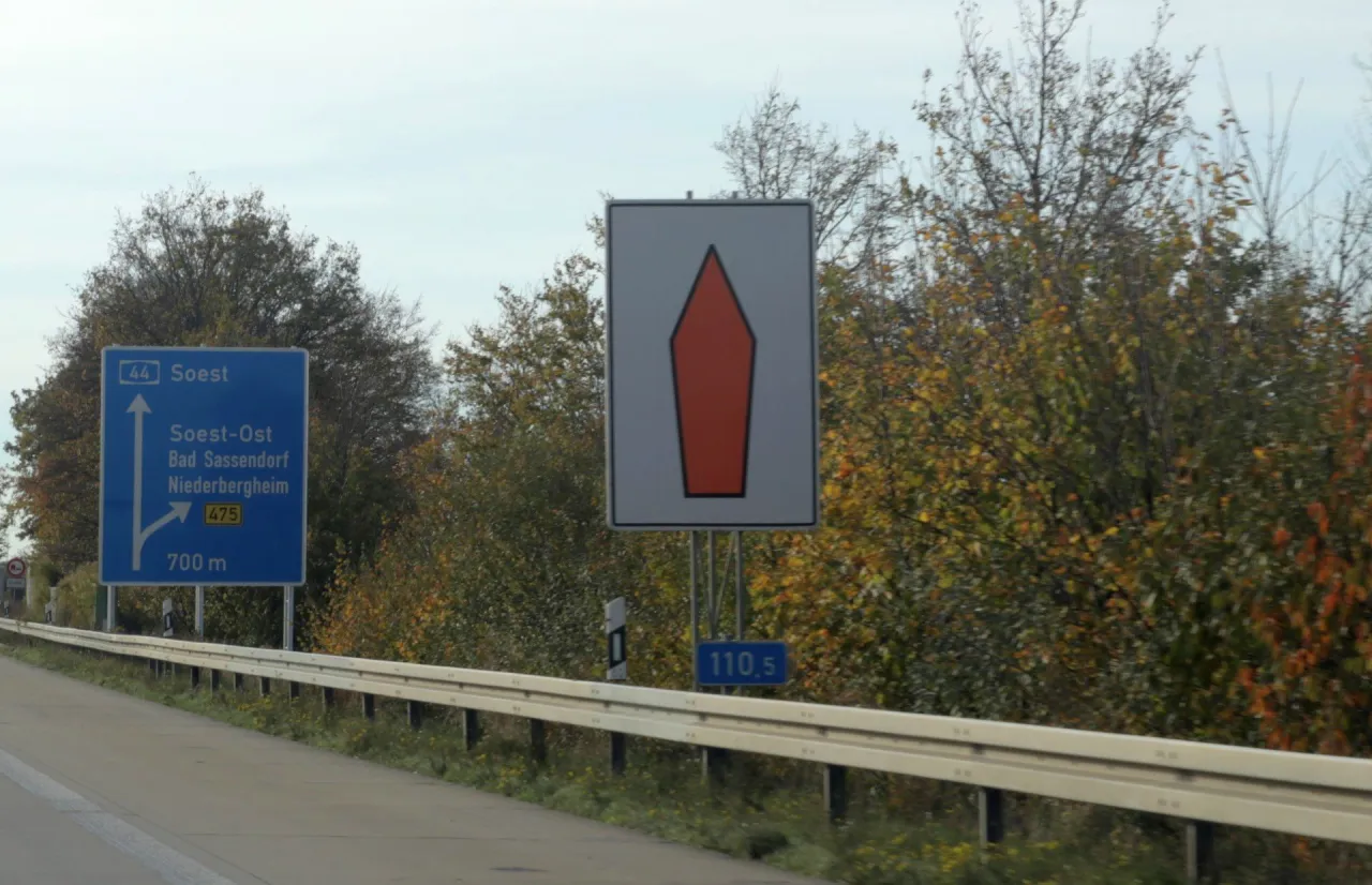 Zdjęcie Znak Drogowy Miejscowość: Co oznacza pomarańczowy znak drogowy?