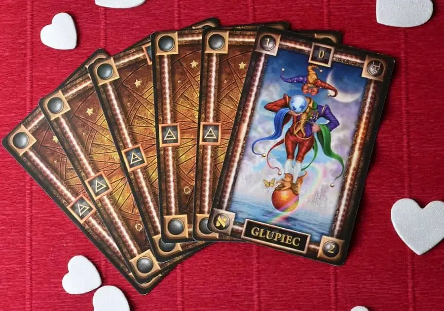 Zdjęcie Głupiec tarot znaczenie: poznaj symbolikę karty i jej interpretację