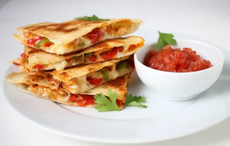 Zdjęcie Ile kcal ma tortilla z kurczakiem i warzywami? Sprawdź, co zyskujesz