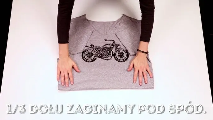 Zdjęcie Jak składać bluzki z długim rękawem, aby uniknąć zagnieceń i uszkodzeń