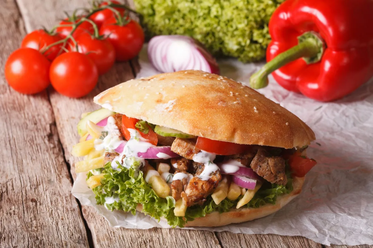 Zdjęcie Ile kalorii ma kebab na cienkim? Zaskakujące wartości i porady dietetyczne