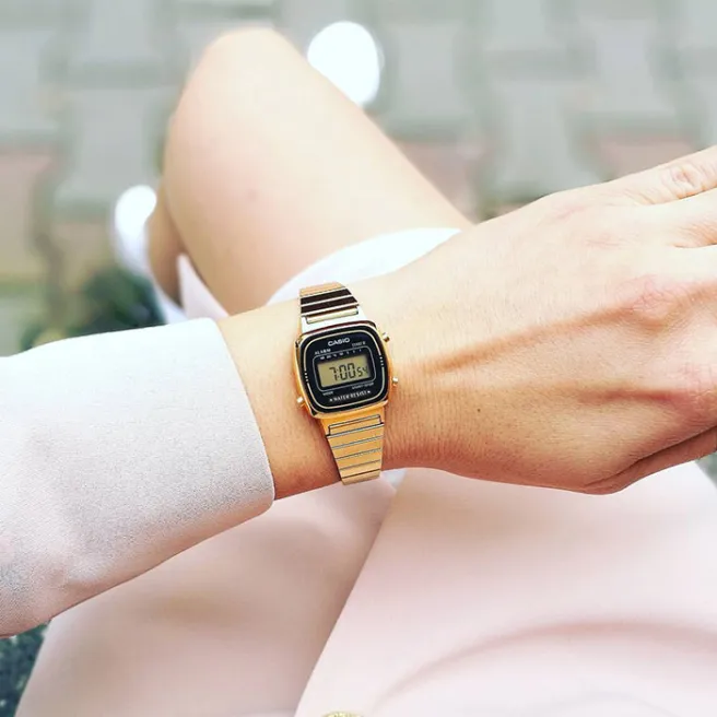Zdjęcie Mały zegarek damski Casio - elegancja i funkcjonalność w rozmiarze mini