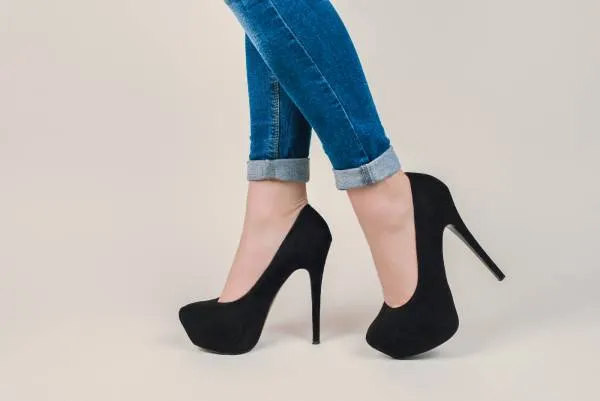 Zdjęcie Modne podwijanie spodni damskich: 5 sposobów na stylowy look bez wysiłku