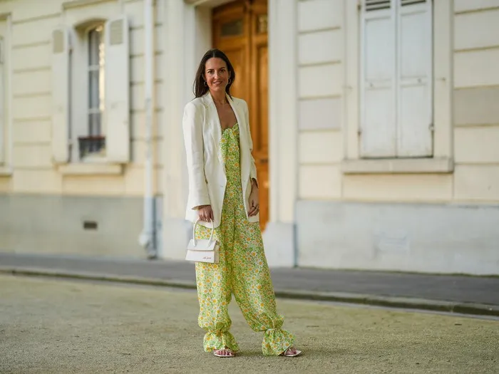 Zdjęcie Okrycie wierzchnie do kombinezonu: wybierz idealne na każdą okazję!