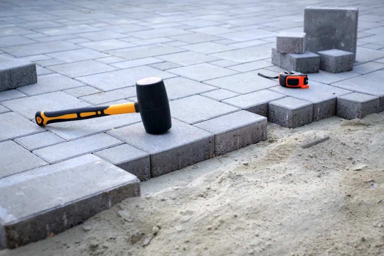 Zdjęcie Jak ułożyć kostkę brukową na starym betonie - poradnik krok po kroku