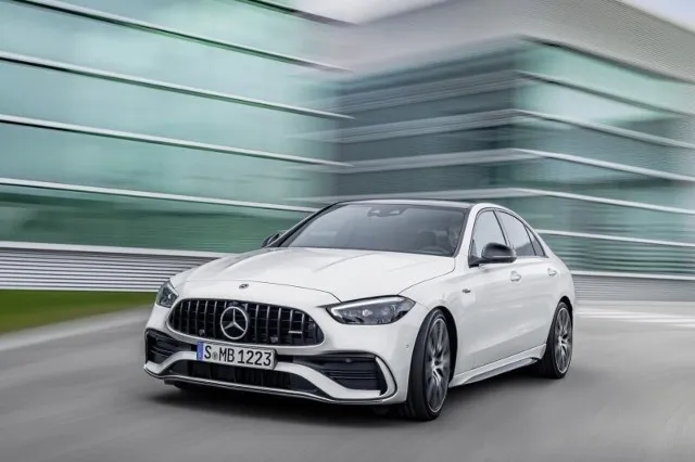 Zdjęcie C43 AMG Mercedes Benz - Poznaj wyjątkowe osiągi i cenę tego sedana