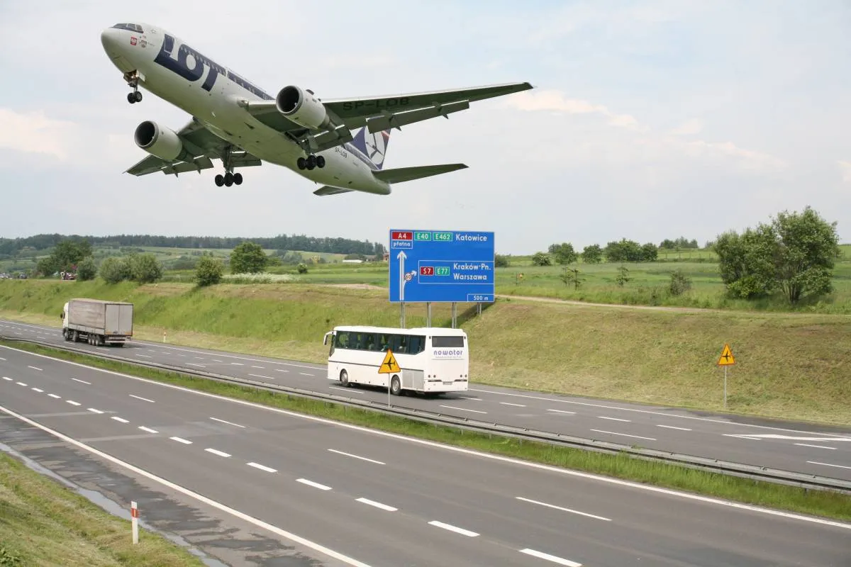 Zdjęcie Gdzie złapać bus na lotnisko w Krakowie? Sprawdź przystanki i rozkład