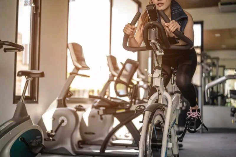 Zdjęcie Jak ustawić rower stacjonarny, aby uniknąć bólu i poprawić komfort