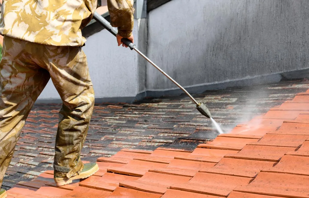 Zdjęcie Jak skutecznie umyć dachówkę ceramiczną bez uszkodzeń?