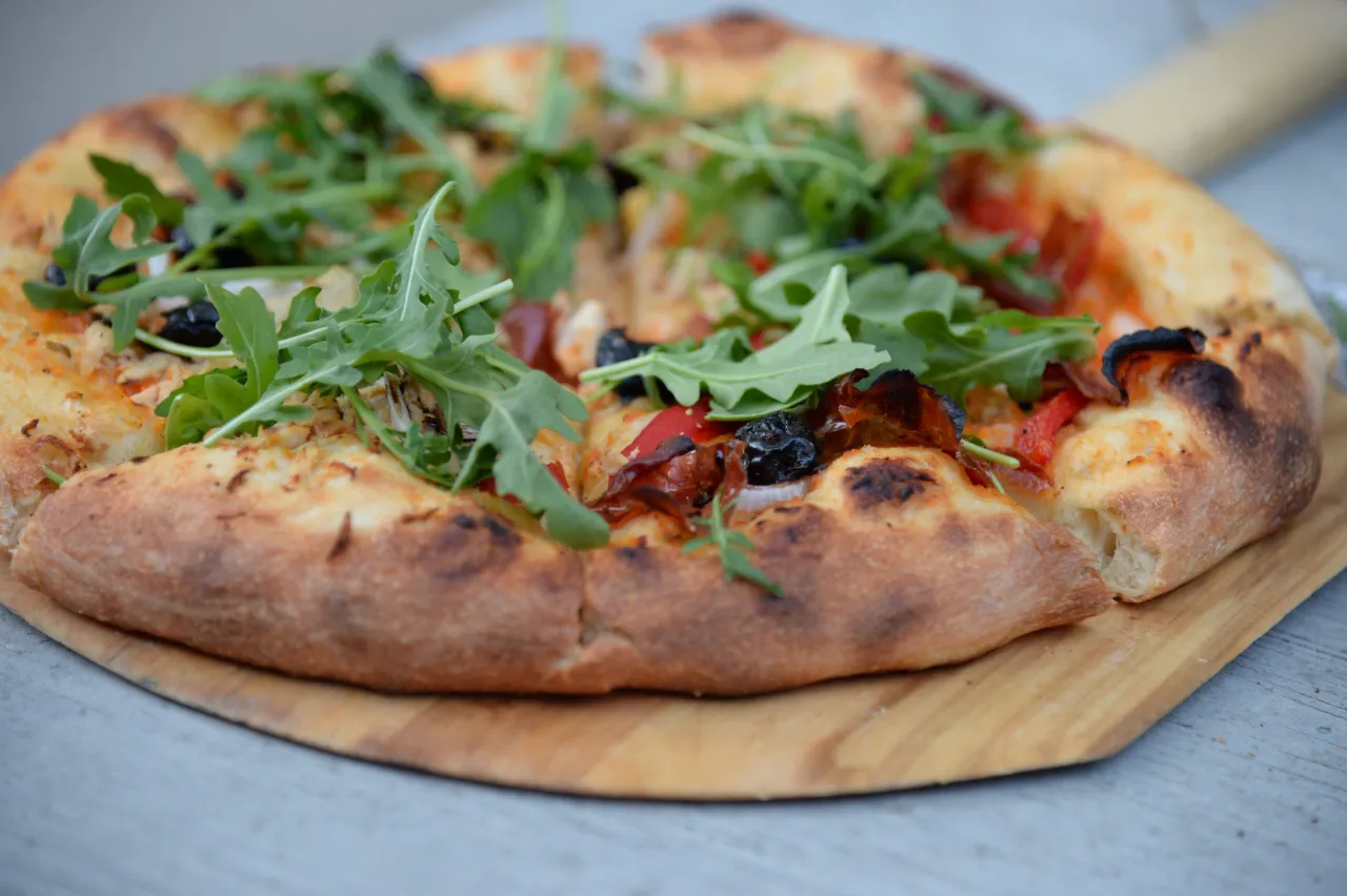 Zdjęcie Pizza jak z pizzerii przepis: idealne ciasto i smaki, które zachwycą