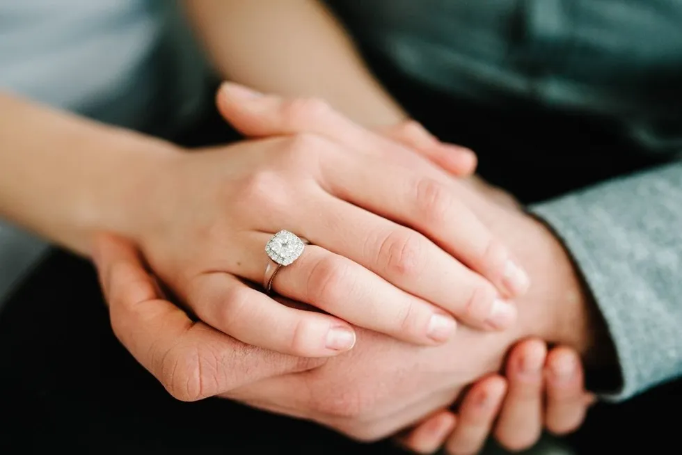 Zdjęcie Ile warta jest twoja obrączka? Odkryj jej prawdziwą wartość emocjonalną