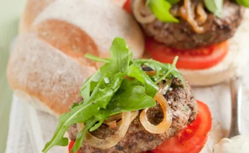 Zdjęcie Ile piec hamburgery w piekarniku, aby były soczyste i pyszne?