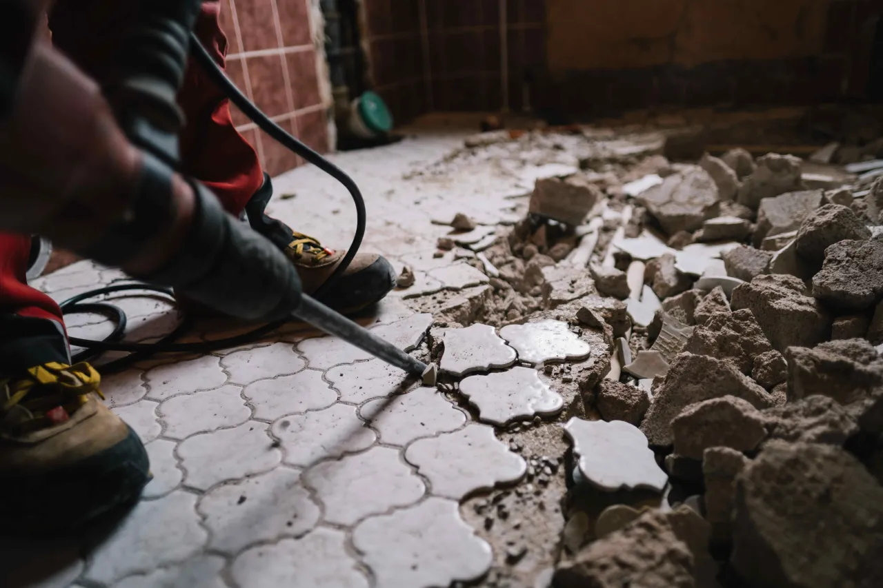 Zdjęcie Skuwanie płytek z podłogi: Ekspert radzi, jak uniknąć wpadek