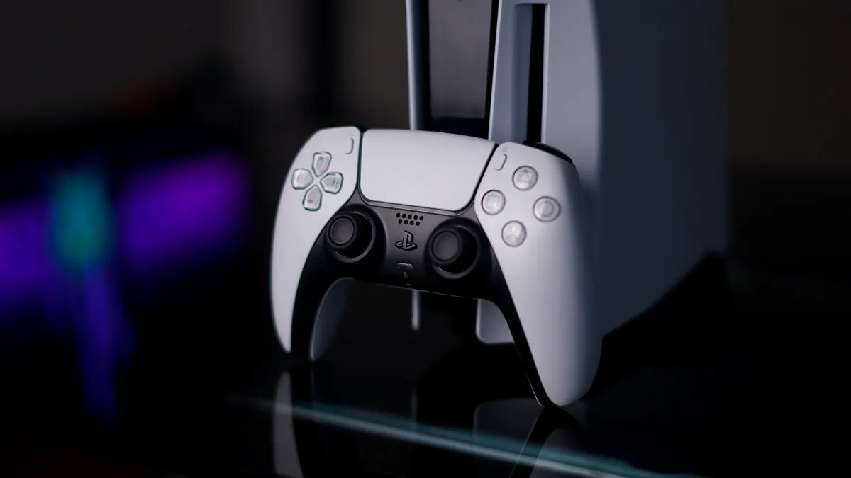 Zdjęcie Czy pad do PS5 działa na PC? Sprawdź, jak go podłączyć i używać