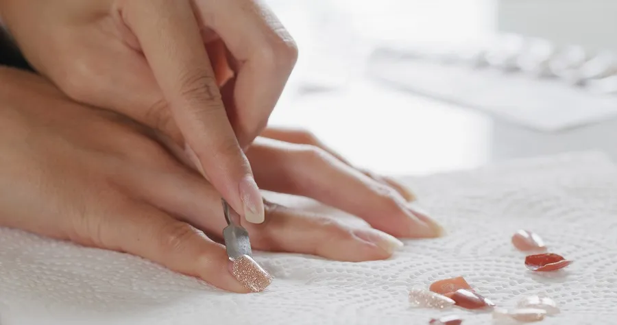 Zdjęcie Czym przykleić sztuczne paznokcie, aby uniknąć ich odpadania?