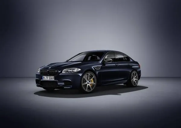 Zdjęcie BMW M5 z silnikiem V10 - ikona osiągów i innowacji w motoryzacji