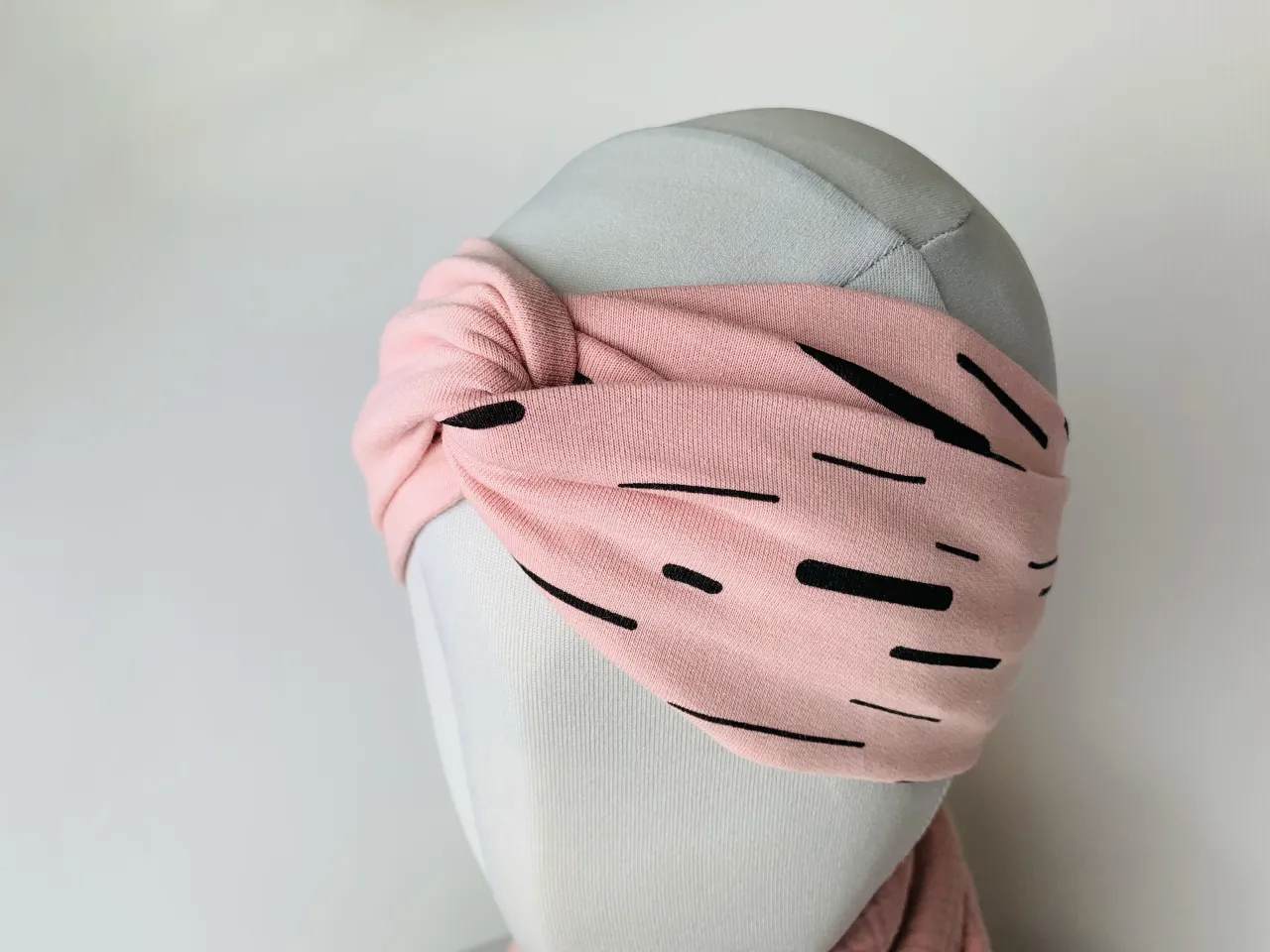 Zdjęcie Jak uszyć opaskę zaplataną – proste kroki do pięknej biżuterii na głowę