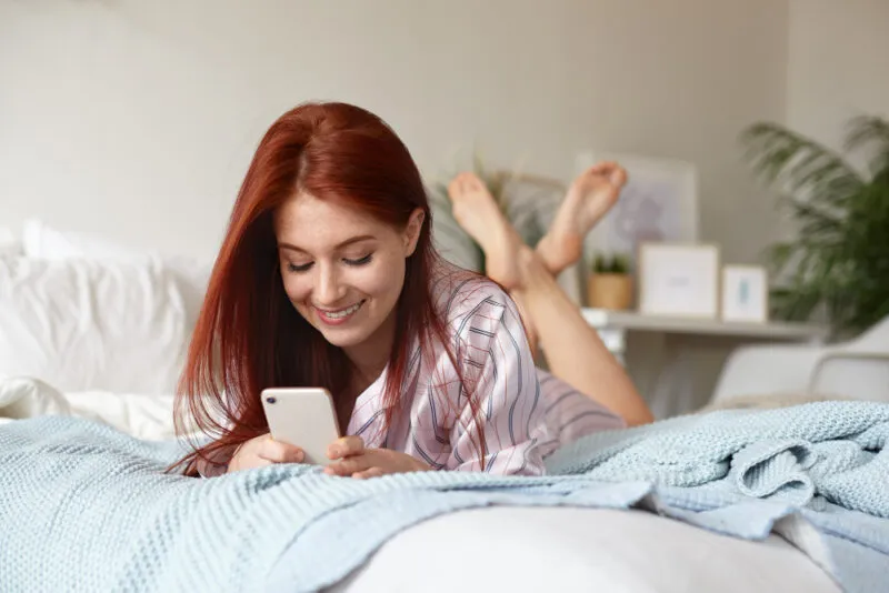 Zdjęcie Jak flirtować z dziewczyną przez SMS: 10 skutecznych technik