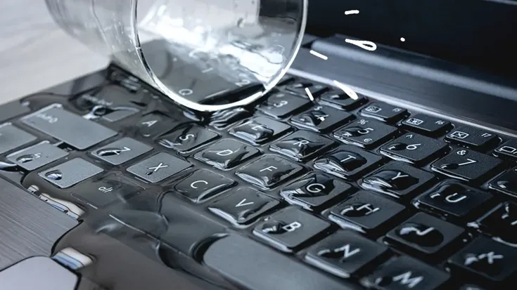Zdjęcie Zalany laptop? Oto co zrobić, aby uniknąć kosztownych napraw